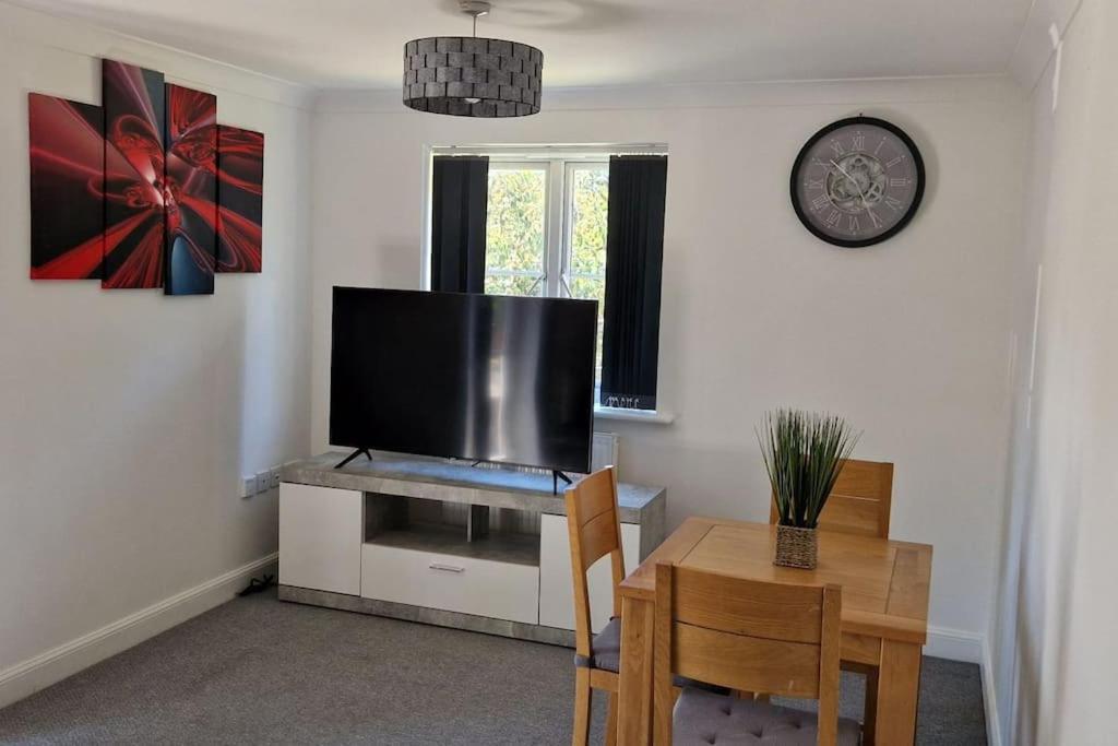 Greenhithe Cosy Apartment, Netflix And Sport Channels Eksteriør billede